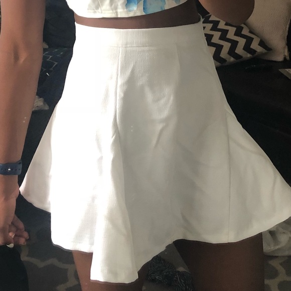 WHITE SKIRT - Picture 1 of 1